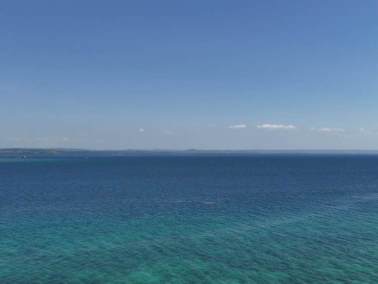 マクタン島沖の海