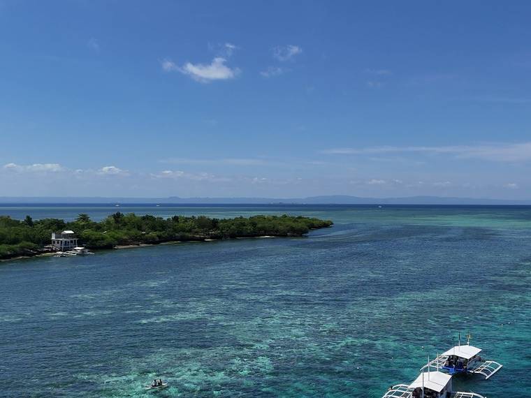海に浮かぶバンカーボート